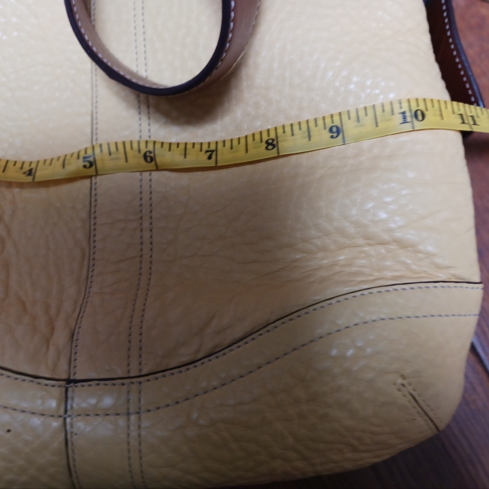 Coach pocketbook butter yellow